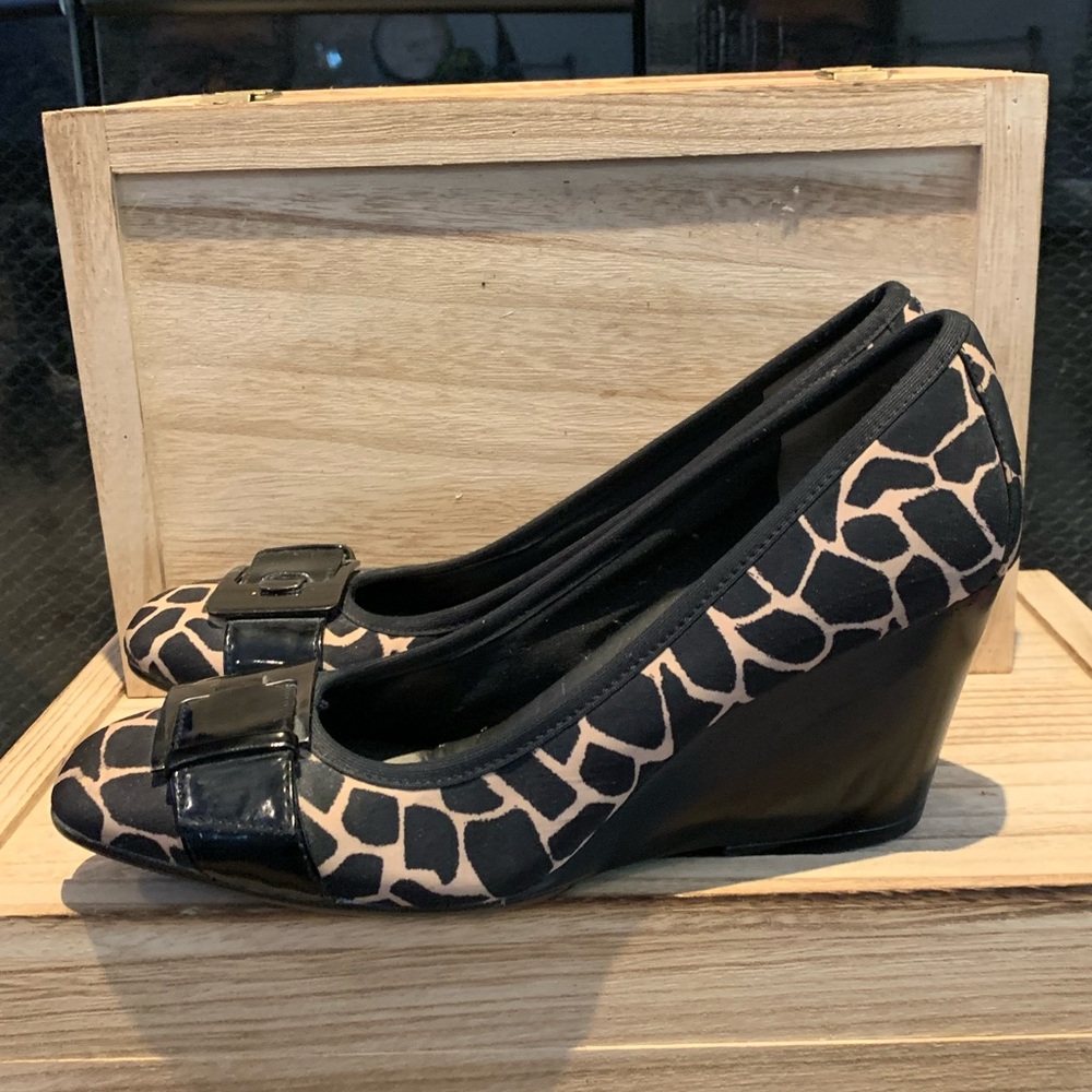 Bandolino Black & Tan Giraffe Print Wedges